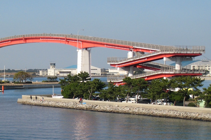 基本情報 きさらづを探訪する4 中の島大橋と中の島公園 赤い橋にブルーの空が広がる きさらづコンティニューズ